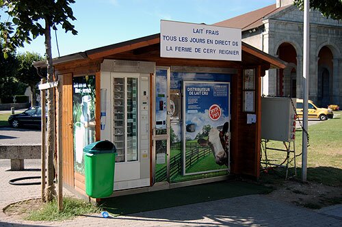 Fresh milk dispenser in France