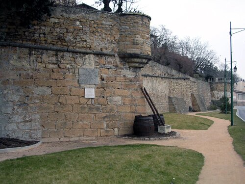 Photo of the town walls of Trévoux France.